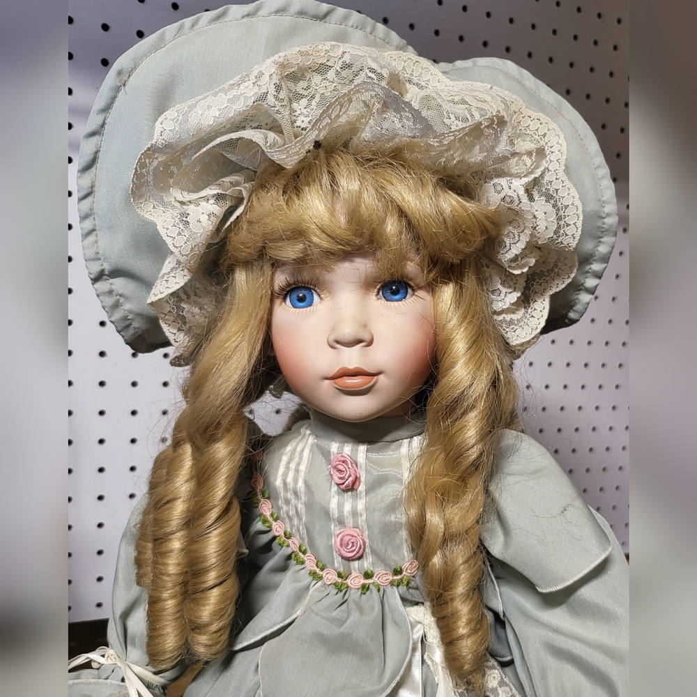 VINTAGE porcelain 25' Collectible Doll Deep Blue Eyes 👀 💙 - Picture 4 of 5